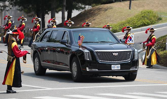 조 바이든 미국 대통령이 탑승한 차량이 21일 서울 용산 대통령실 청사로 들어오고 있다. /뉴시스