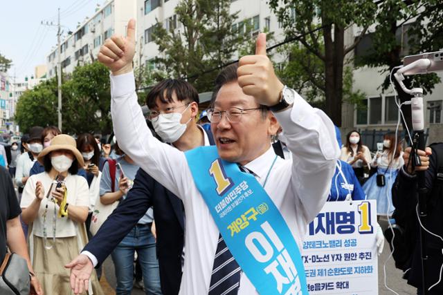 이재명 더불어민주당 총괄선거대책위원장이 20일 인천 계양구 계산3동 일대에서 시민들과 인사를 나누며 지지를 호소하고 있다. 인천=뉴스1