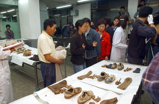 2002년 경북대 의대 해부학교실에서 열린 브리핑에서 유가족들과 수사관계자들이 개구리소년들의 유골과 유품들을 살펴보고있다. 중앙포토