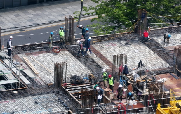 서울 시내 한 건설현장에서 근로자들이 콘크리트 타설공사를 하고 있다. 사진=한경DB