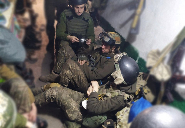 (마리우폴 AFP=뉴스1) 우동명 기자 = 14일(현지시간) 우크라이나 마리우폴의 폐허가 된 아조우스탈 제철소에서 병사가 휴식을 하고 있다.  (C) AFP=뉴스1