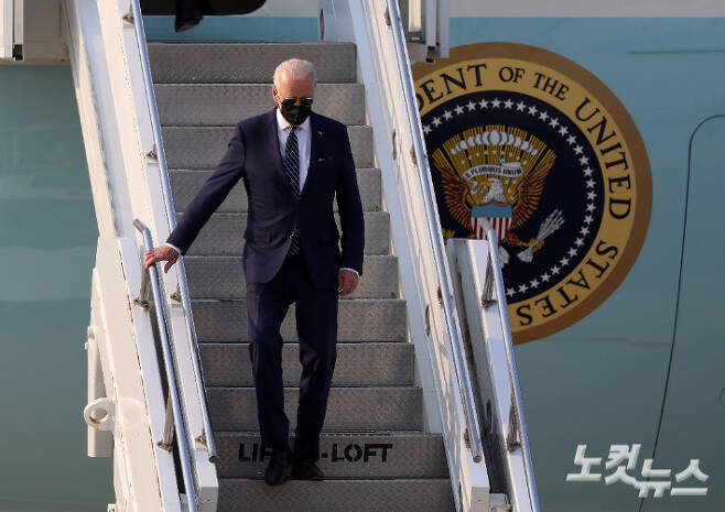 조 바이든 미국 대통령이 20일 경기 주한 미 공군 오산기지에 도착해 전용 공군기인 에어포스원에서 내리고 있다. 오산=사진공동취재단