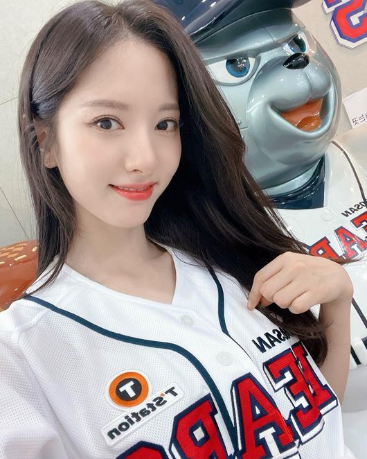 Group WJSN Bona became a win-win fairy.On the 21st, WJSN Bona posted a picture on his instagram saying Sungyo.In the photo, Bona is taking pictures with professional baseball Doosan Bears mascots.Wearing a Doosan Bears uniform, Bona tied the end of her uniform as she accentuated her thin waistline, and completed her styling with jeans.Bona took the pitch, and Sulla stepped out to Sita; in the match, where Bona went to the pitch, the Doosan Bears scored 12 points to beat the Lotte Giants.The victorious spirit was heard as Bona pitched the first ball.On the other hand, Bona recently played the role of Yu Rim in TVN Drama Twenty 5 Twinty Hana.Bona, who joined WJSN again, performed in the second round of Mnet Queengraves2 third contest and showed a high-quality stage and performance.