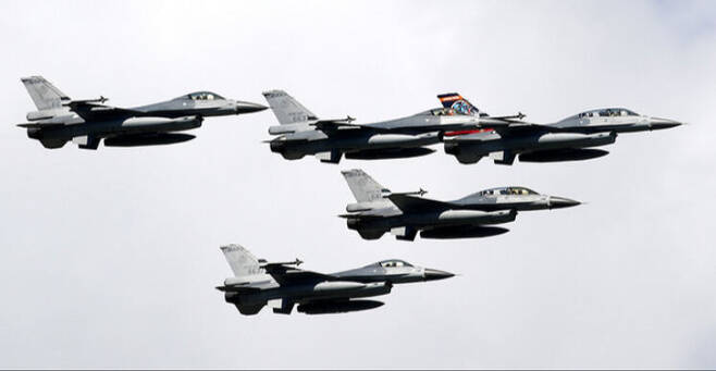 대만 공군 F-16 전투기 편대가 훈련을 위해 낮은 고도로 비행을 하고 있다. 세계일보 자료사진