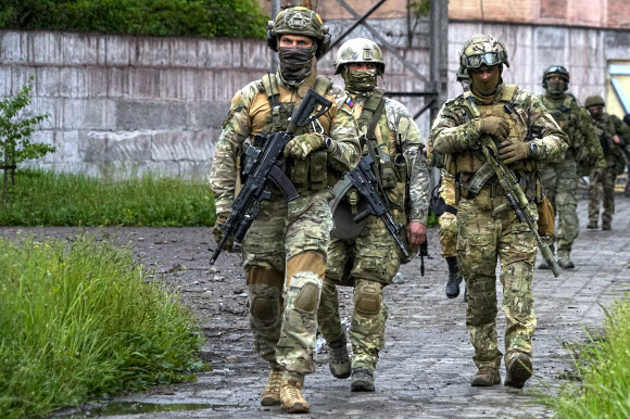 러시아 군인들 - 우크라이나 남부 도시 마리우폴의 아조우스탈 제철소에서 항전하던 우크라이나 군인들이 계속해 투항하고 있으며 전체  투항자 수가 950명을 넘었다고 러시아 국방부가 18일(현지시간) 밝혔다.AP연합뉴스