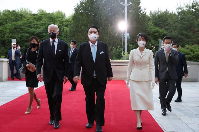 윤석열 대통령과 김건희 여사가 21일 오후 서울 용산 국립중앙박물관에서 열린 환영 만찬에 앞서 조 바이든 미국 대통령과 함께 박물관으로 들어서고 있다 (사진=대통령실)