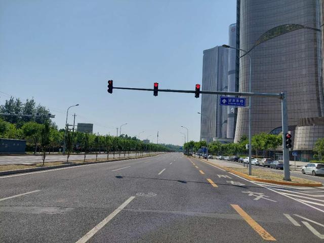 22일 중국 수도 베이징시 차오양구 한 거리의 전경. 베이징시 당국의 방역 조치로 거리를 다니는 차량이나 인적이 드물다. 베이징=조영빈 특파원