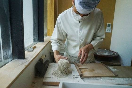 노력과 정성을 기울여 소바 면을 만드는 정준모 대표. 사진 김성현