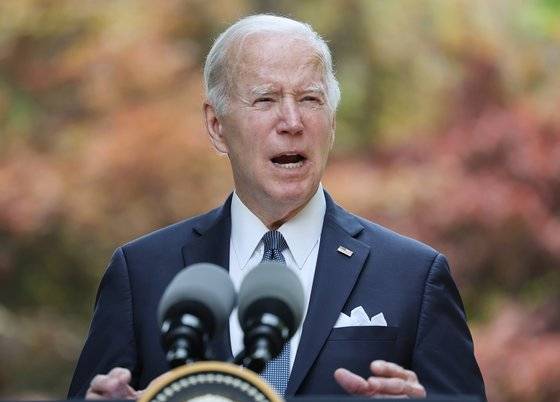 조 바이든 미국 대통령이 22일 오전 방한 중 머물렀던 숙소인 서울 용산구 그랜드 하얏트 호텔에서 정의선 현대차그룹 회장을 만난 뒤 연설하는 모습. 연합뉴스.