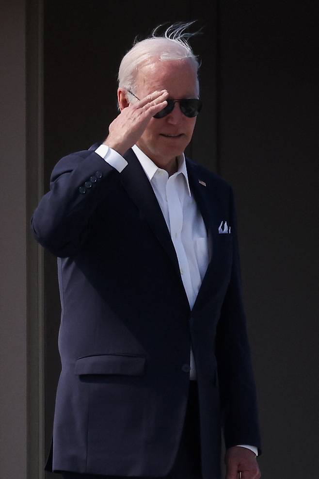 조 바이든 미국 대통령이 22일(현지시간) 오산 공군기지에서 일본으로 출국하기에 앞서 인사하고 있다. 로이터연합뉴스