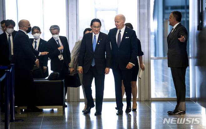 [브뤼셀=AP/뉴시스]지난 3월24일(현지시간) 벨기에 브뤼셀의 북대서양조약기구(NATO·나토) 본부에서 열린 주요 7개국(G7) 정상회의에 참석한 조 바이든 미국 대통령(오른쪽)과 기시다 후미오 일본 총리가 사진촬영 후 함께 걸어가며 대화하고 있다. 2022.05.22.