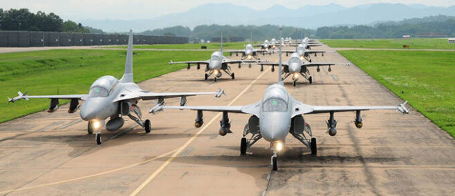 한국 공군 TA-50 훈련기들이 활주로에서 대기하고 있다. 세계일보 자료사진