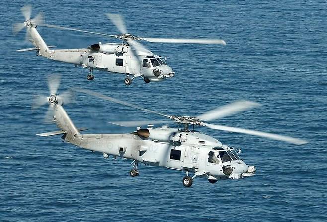 호주 해군 MH-60R 해상작전헬기들이 초계활동을 하고 있다. 호주 국방부 제공