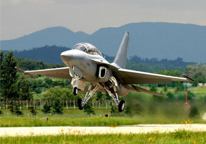 한국 공군 TA-50 훈련기가 비행훈련을 위해 이륙하고 있다. 세계일보 자료사진