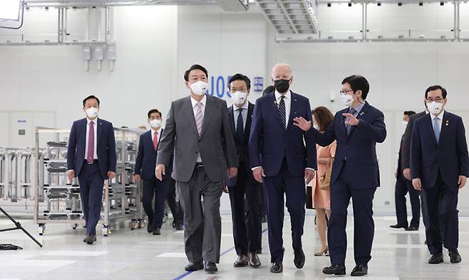 윤석열 대통령과 조 바이든 미국 대통령이 지난 20일 경기 평택 삼성전자 반도체 공장을 둘러보고 있다. 뉴스1