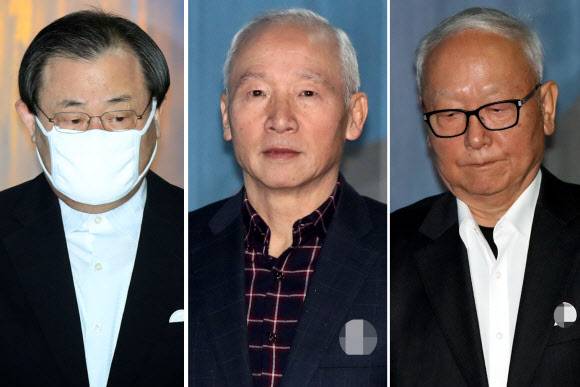 ‘특활비 상납’ 항소심 선고 출석하는 이병기·남재준·이병호 - 박근혜 정부의 청와대에 국가정보원 특수활동비를 상납한 혐의로 기소된 이병기(왼쪽부터), 남재준, 이병호 전 국정원장이 11일 서울 서초동 서울고등법원에서 열린 항소심 선고공판에 출석하며 각각 법정으로 향하고 있다. 2018.12.11연합뉴스
