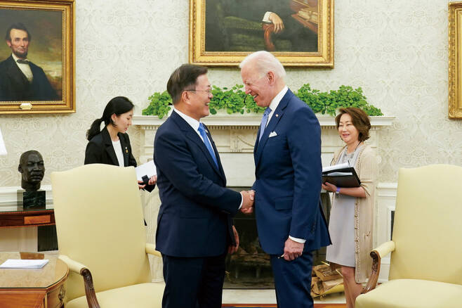 문재인 대통령과 조 바이든 미국 대통령이 5월21일 미국 워싱턴 백악관에서 만나 악수하고 있다.ⓒ연합뉴스