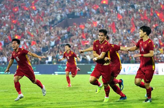 박항서 감독이 이끄는 베트남 축구가 사상 최초로 동남아시아게임 2연속 우승을 달성했다. 사진은 베트남 축구 대표팀 선수들이 지난 19일 열린 동남아시안(SEA) 게임 말레이시아와 4강전에서 골을 넣고 기뻐하고 있다. [로이터=연합뉴스]