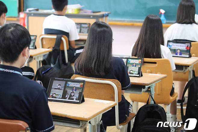 한 중학교 교실에서 학생들이 태블릿 PC를 통해 교육에 참여하는 모습. (해당 사진은 기사 내용과 무관함) /뉴스1DB