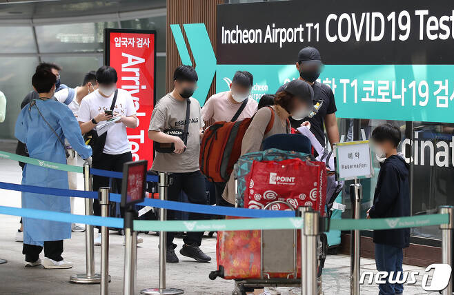 23일 오전 인천국제공항 코로나19 검사센터에서 입국자들이 검사를 받기 위해 들어서고 있다. 2022.5.23/뉴스1 © News1 임세영 기자