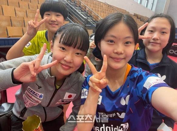 유남규 한국실업탁구연맹 부회장의 딸 유예린(앞 오른쪽)이 23일(한국시간) 독일 베를린에서 열린 2022 WTT(월드테이블테니스) 유스 컨덴더 15세 이하 여자단식 우승을 차지한 뒤 셀카를 찍으며 좋아하고 있다. 인스타그램