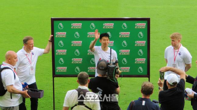 노리치시티전 이후 현장에서 득점왕 골든부츠를 받은 토트넘 손흥민. 노리치 | 장영민통신원