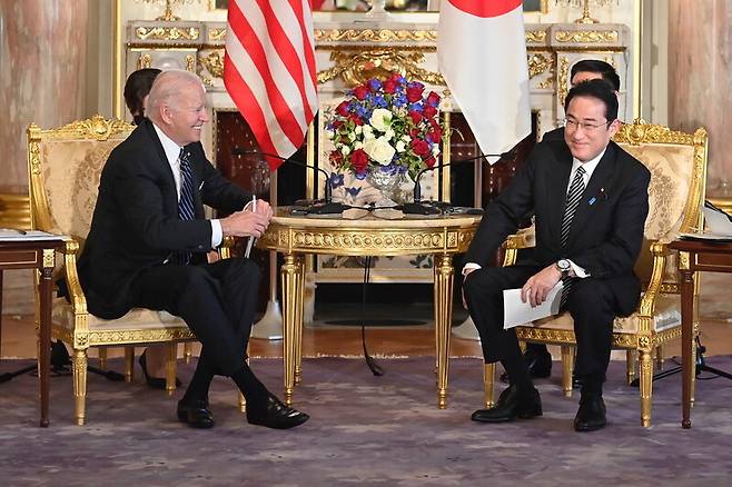조 바이든 미국 대통령과 기시다 후미오 일본 총리가 23일 정상회담을 하고 있다. 도쿄/EPA 연합뉴스