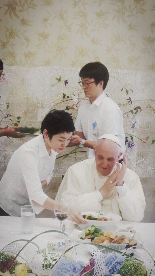 한국을 방문한 프란치스코 교황이 성심당이 제공한 빵으로 식사를 하고 있다. 사진 성심당