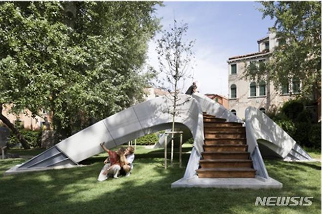 [서울=뉴시스]이탈리아 베네치아의 유럽 문화 공원에 설치된 스트리아터스 다리(Striatus)의 모습 (사진: Naaro, 이미지 제공: Zaha Hadid Architects)