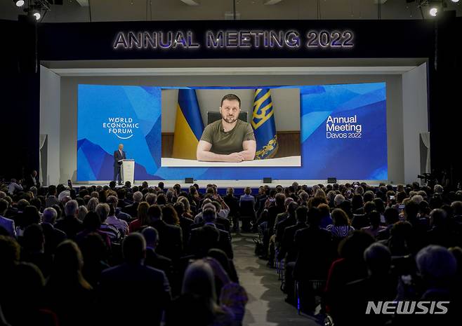 [AP/뉴시스] 23일 다보스 포럼 참석자들이 젤렌스키 우크라이나 대통령의 화상연설을 경청하고 있다