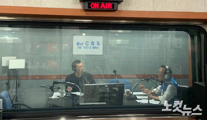 '울산CBS 주관 울산시장 후보자 라디오 대담'이 23일 울산 남구 울산CBS 스튜디오에서 진행돼, 송철호 울산시장 후보자(오른쪽)가 마이크 앞에 앉아 말하고 있다. 성민주 PD