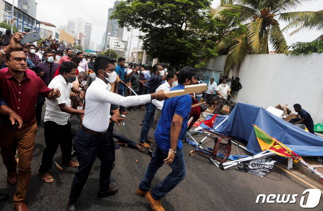 스리랑카 여당 지지자들이 9일(현지시간) 콜롬보에서 반정부 시위대의 텐트를 공격하고 있다. © 로이터=뉴스1 © News1 최서윤 기자