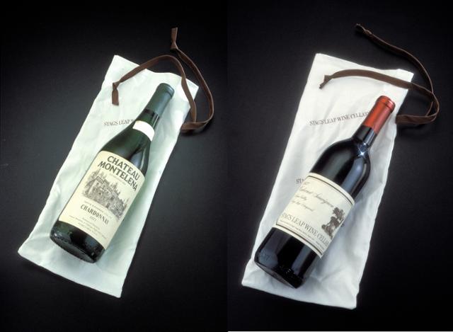 1976년 파리의 심판에서 우승한 샤토 몬텔레나 1973(화이트와인·왼쪽)과 스택스 립 와인 셀라 1973(레드와인)은 미국 역사를 만든 물건 101가지에 포함됐다. 스미스소니언 미국 역사 박물관 캡처