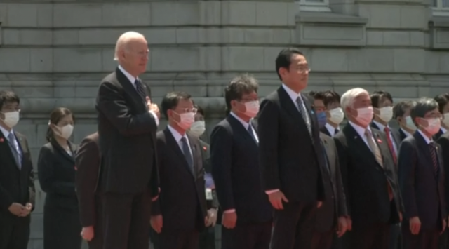 23일 일본을 방문한 조 바이든 미국 대통령이 가슴에 손을 얹고 경례하는 가운데 기시다 후미오 일본 총리는 차렷 자세를 취하고 있다. 온라인 커뮤니티 캡처