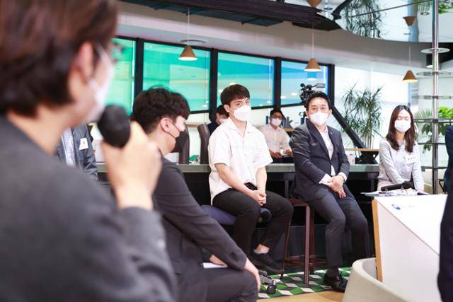 원희룡(오른쪽 두 번째) 국토교통부 장관이 24일 오후 경기 성남시 판교 제2테크노밸리 LH 기업성장센터에서 청년 간담회를 열어 청년들의 질문을 듣고 있다. 국토교통부 제공