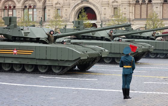 지난 9일 열병식에서 러시아군의 최신 전차인 T-14 아르마타가 모스크바 거리에서 줄을 맞춰 이동하고 있다. 이 전차는 예산부족으로 아직 실전배치 전이라고 한다. 로이터=연합