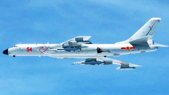 합동참모본부는 24일 중국 군용기 2대와 러시아 군용기 4대가 한국 방공식별구역(KADIZ)에 무단 진입했다고 밝혔다. 사진은 이날 들어온 중국의 H-6 폭격기. 일본 방위성 홈페이지 캡처