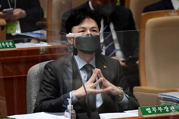 한동훈 법무부 장관이 20일 오전 서울 여의도 국회에서 열린 예산결산특별위원회에 참석해 자리에 앉아 있다. 연합뉴스