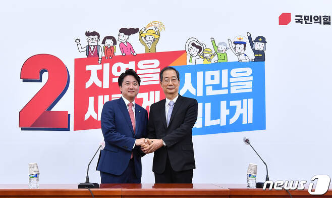 이준석 국민의힘 대표(왼쪽)가 24일 오후 서울 여의도 국회에서 한덕수 신임 국무총리를 접견하고 있다. (공동취재) 2022.5.24/뉴스1 (C) News1 허경 기자
