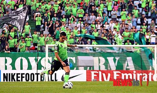 【전주=뉴시스】김운협 기자 = 15일 전주 월드컵경기장에서 열린 전북현대와 일본 가시와 레이솔의 AFC 챔피언스리그 16강 1차전에서 전북현대 에닝요가 프리킥을 하고 있다. uh0820@newsis.com