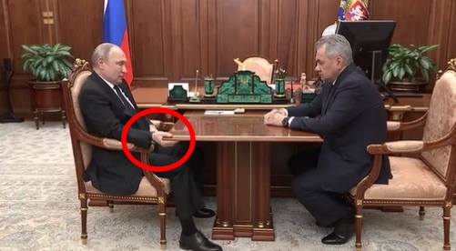 4월 21일(현지시간) 푸틴 대통령이 세르게이 쇼이구 러시아 국방장관과 만난 자리에서도 탁자를 불편하게 붙잡고 있는 모습이 포착됐다.jpg