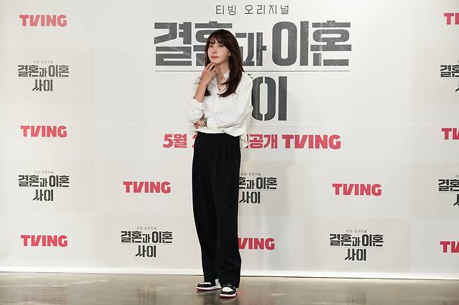 Lyricist Kim Eana reveals secret to maintaining marriage lifeKim Eana said, The most important thing to maintain marriage life is different for each couple, Kim Eana said at the production presentation between the original Tving marriage and the duty which was held online on the afternoon of the 24th. We think that there is no child because there is no trouble between the couple.It would be best if both sides were engaged in economic activities together, he advised.Kim Eana also stated that I think there is a puberty in marriage life; he said, Everyone goes through puberty in their growing years; marriage life also sees it as such.I hope that the performers will be able to help a little while watching their videos and MCs comments rather than viewers. Marriage and Divorce is a reality-based 100% couples reality that honestly captures the realistic marriage life of four couples who are worried about diverce for different reasons.It was first unveiled on Tving on the 20th, and is released every Friday at 4 pm.