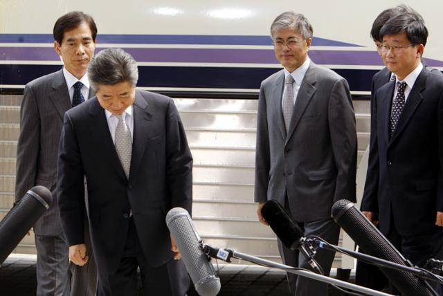 고 노무현 전 대통령이 2009년 4월 30일 서울 서초동 대검찰청으로 들어가기 전 취재진의 질문을 받는 모습을 문재인 전 비서실장이 바라보고 있다. 한국일보 자료사진