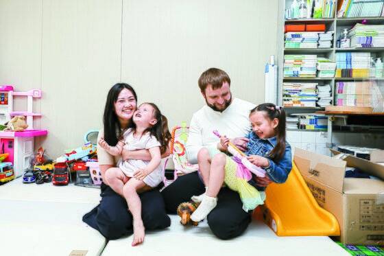 지난 3월 한국에 입국한 우크라이나 고려인 아나스타시아 씨가 인천 고려인문화원에서 가족과 함께 시간을 보내고 있다. 남편 로만씨는 오는 6월 다시 우크라이나로 떠난다. 김경록 기자