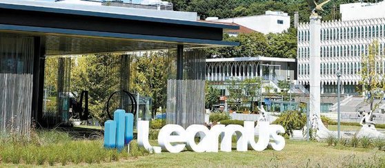 연세대가 개설한 ‘LearnUs(런어스)’는 시간·공간에 구애받지 않고 누구나 접속해 강의를 들을 수 있는 국내 최초의 온라인 교육 플랫폼이다.