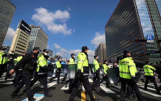 전국민주노동조합총연맹의 대규모 총파업 집회가 예고된 지난해 10월 20일 오전 서울 종로구 세종대로사거리에서 경찰 병력이 이동하고 있다. 뉴시스