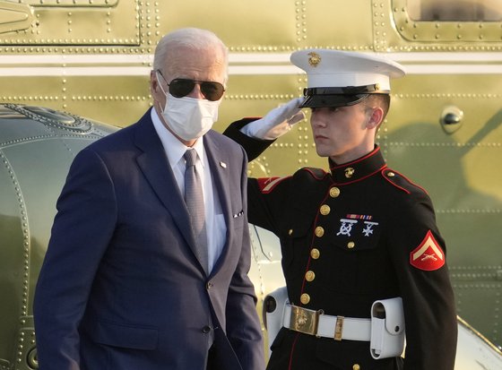 조 바이든 미국 대통령이 24일 일본 도쿄 요코타 공군기지에서 에어포스원에 탑승하기 위해 마린원에서 내리고 있다. [EPA=연합]