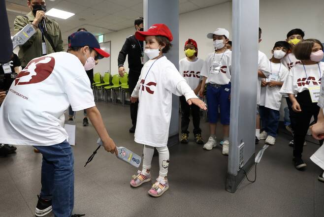 어린이들이 보안검색대 체험을 하고 있다. 장진영 기자