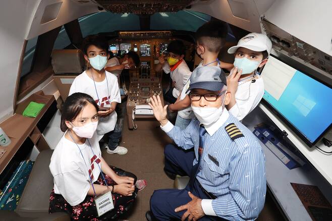 아프가니스탄 특별기여자 자녀들이 24일 서울 강서구 국립항공박물관에서 조종체험을 하고 있다. 연합뉴스