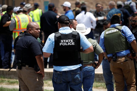 미국 텍사스주 초등학교 총격 현장에 출동한 경찰 [f로이터=연합뉴스]
